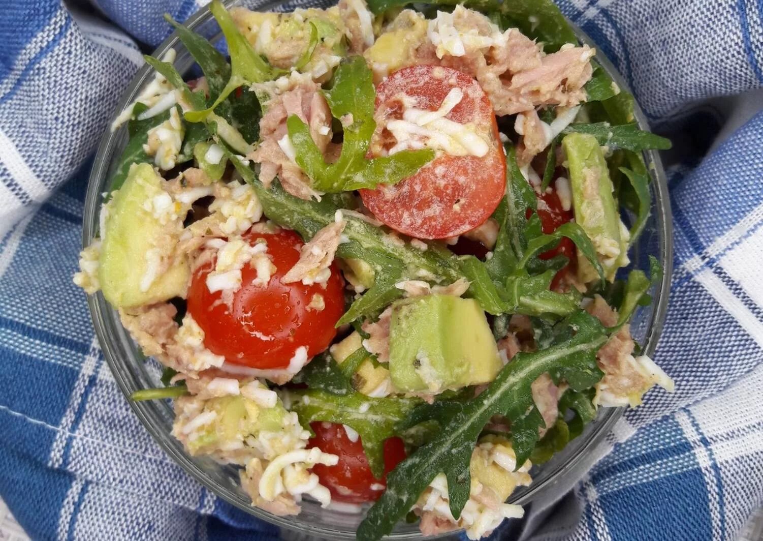 Салат авокадо с помидорами и яйцами. Салат с тунцом и авокадо и яйцом. салат из тунца и авокадо. тунец авокадо яйцо. авокадо с тунцом.