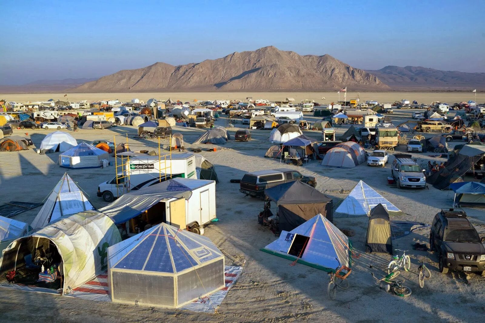 Camping men. Бернинг Мэн кемпинг. Burning man лагерь. Город в пустыне Невада Burning man. Палатка на Бернинг Мэн.