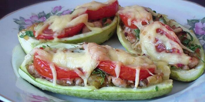 Лодочки из кабачков с фаршем и сыром. Кабачки лодочки с фаршем и помидорами. Кабачки лодочки фаршированные в духовке с помидорами и сыром. Кабачки лодочки с фаршем в духовке. Кабачок с фаршем в духовке с помидорами.