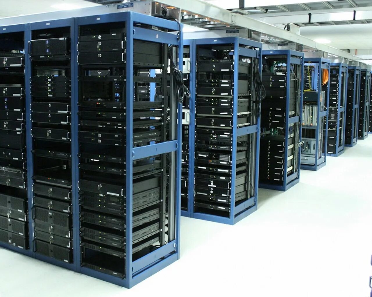 ВДС сервер. Серверная машина. Серверная комната. Компьютерное и серверное оборудование.