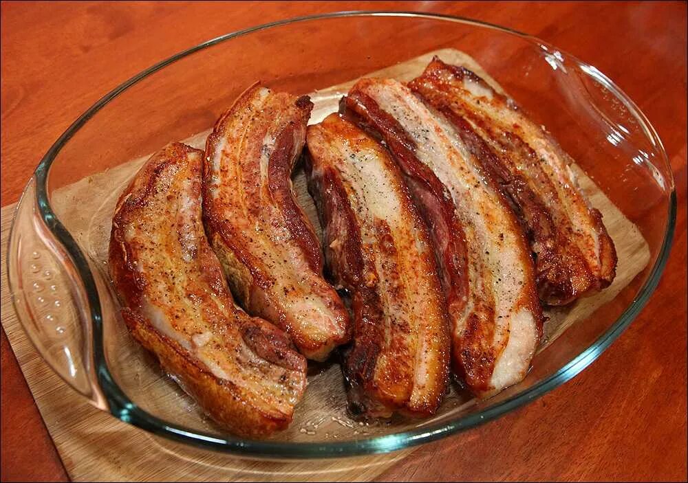 Приготовить грудинку свиную. Грудинка свиная. Грудинка в духовке самый вкусный. Вареная свинина в пакете. Приготовление домашней грудинки из свинины.