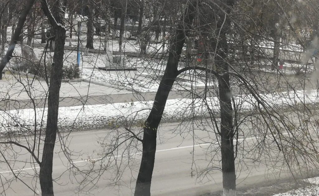 Снег в апреле кемерово-сити. Существенное похолодание фото. Ноябрь в омске. Осенняя погода. Осенний день в лесу первые заморозки.