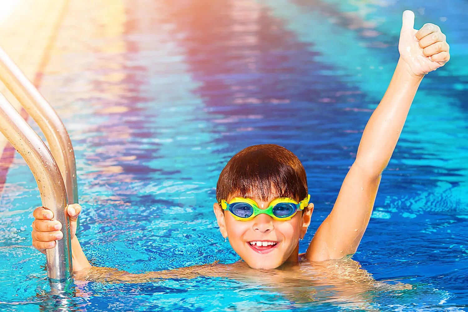 Дети в бассейне. Плавание дети. Мальчик плавает в бассейне. Дети плавают.
