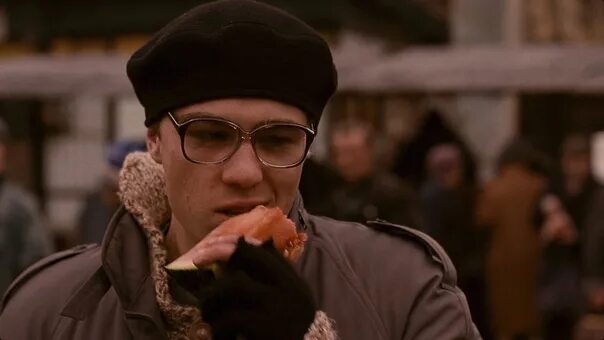 Данила багров брат 1 в беретке. Данила багров на рынке брат. Брат 1997 данила багров. Сергей бодров брат 1997. Данила бодров ест арбуз.