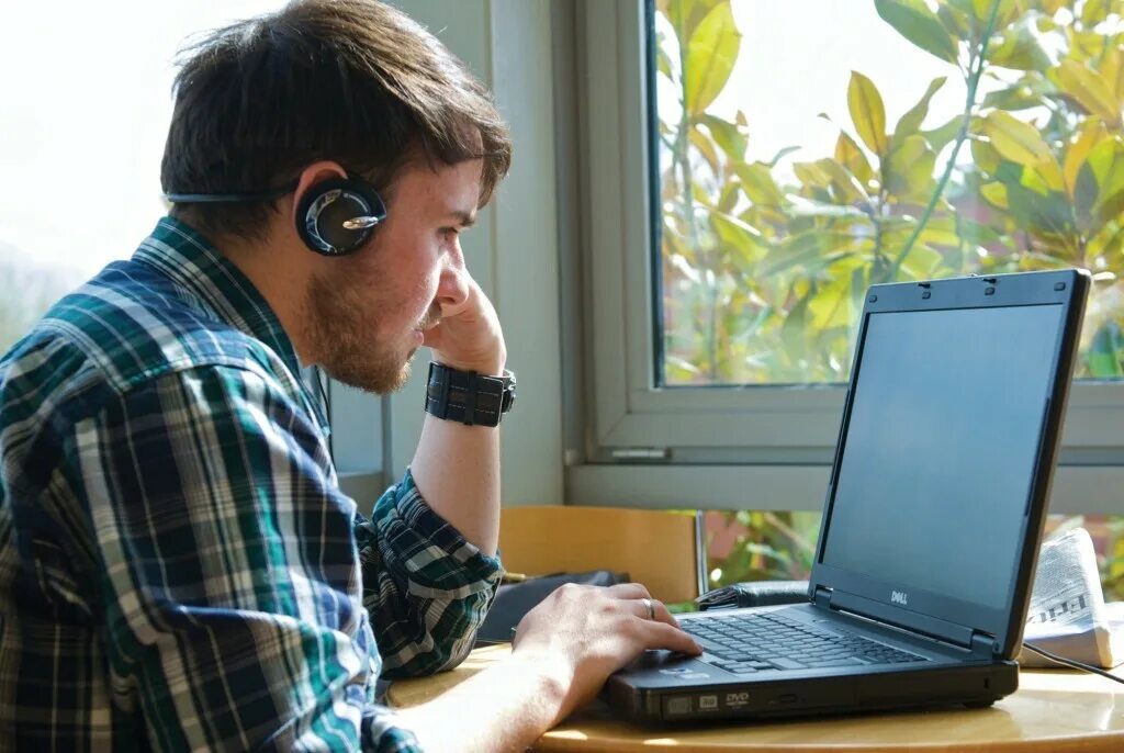 Пользователь общается с компьютером с помощью