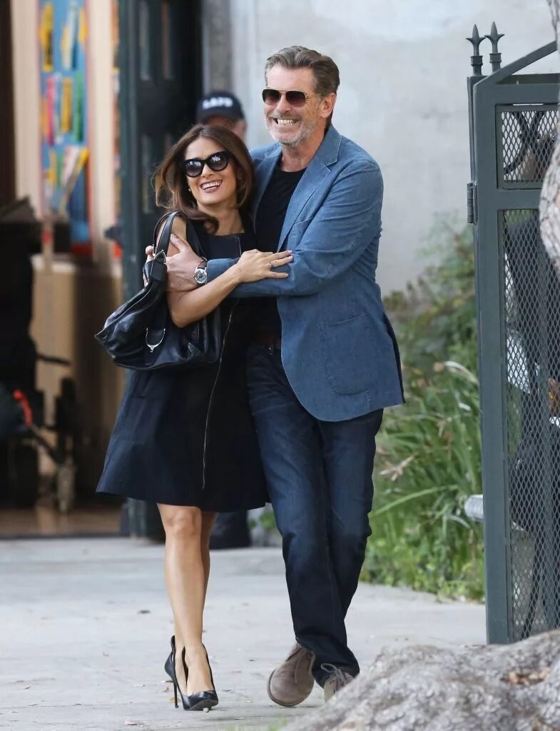 после заката фильм 2004. как заниматься любовью по-английски (2014). пирс броснан и сальма хайек в фильме. After the sunset 2004 salma hayek. после заката 2004.