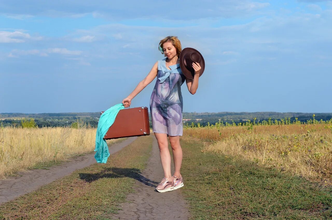 Почему девушки живут. Девушки в деревне. женщина и государство картинки.