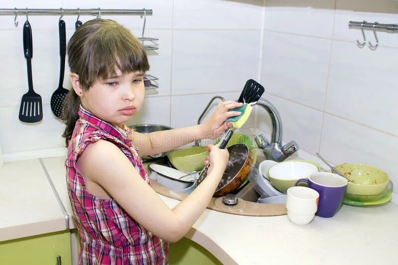 The children have washed. Ребенок возле раковины. Девочка возле раковины. Дети моются в раковине кухни. Ребенок моет посуду.