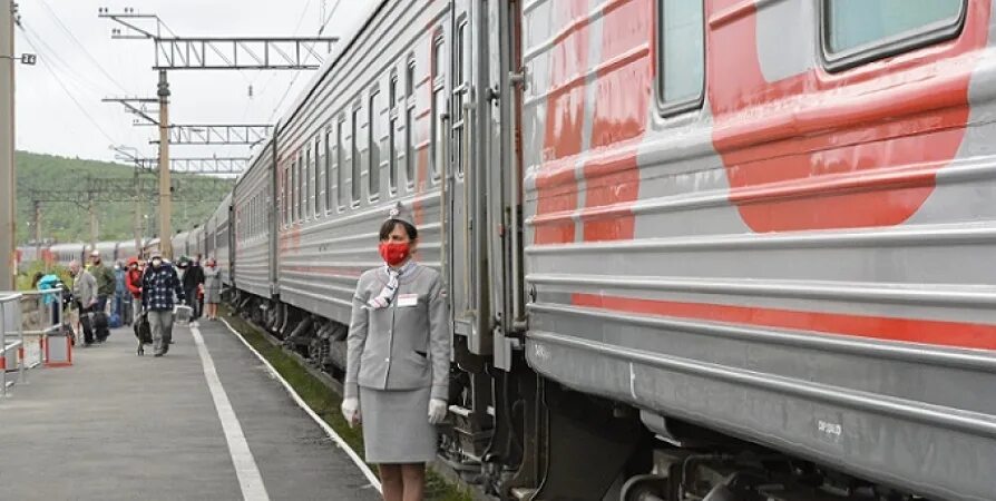Почему нет прямого поезда. Поезд Москва Мурманск. Поезд перроне Мурманского вокзала. Проводники поезда Москва Мурманск. Поезд до Мурманска.