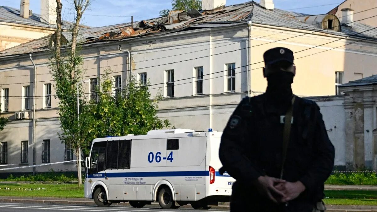 Беспилотник попал в дом в петербурге. Здание полиции. беспилотник в москве. беспилотник врезался в москве. москва сити беспилотник.