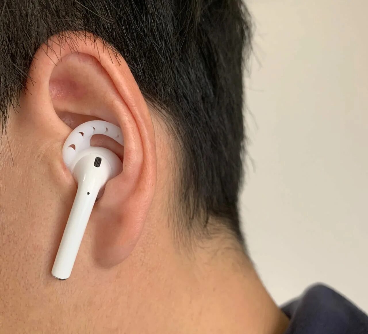 Почему играет один наушник airpods. Беспроводные наушники YS. Наушник в ухе. Выпадают наушники из ушей беспроводные. Не беспроводные наушники.