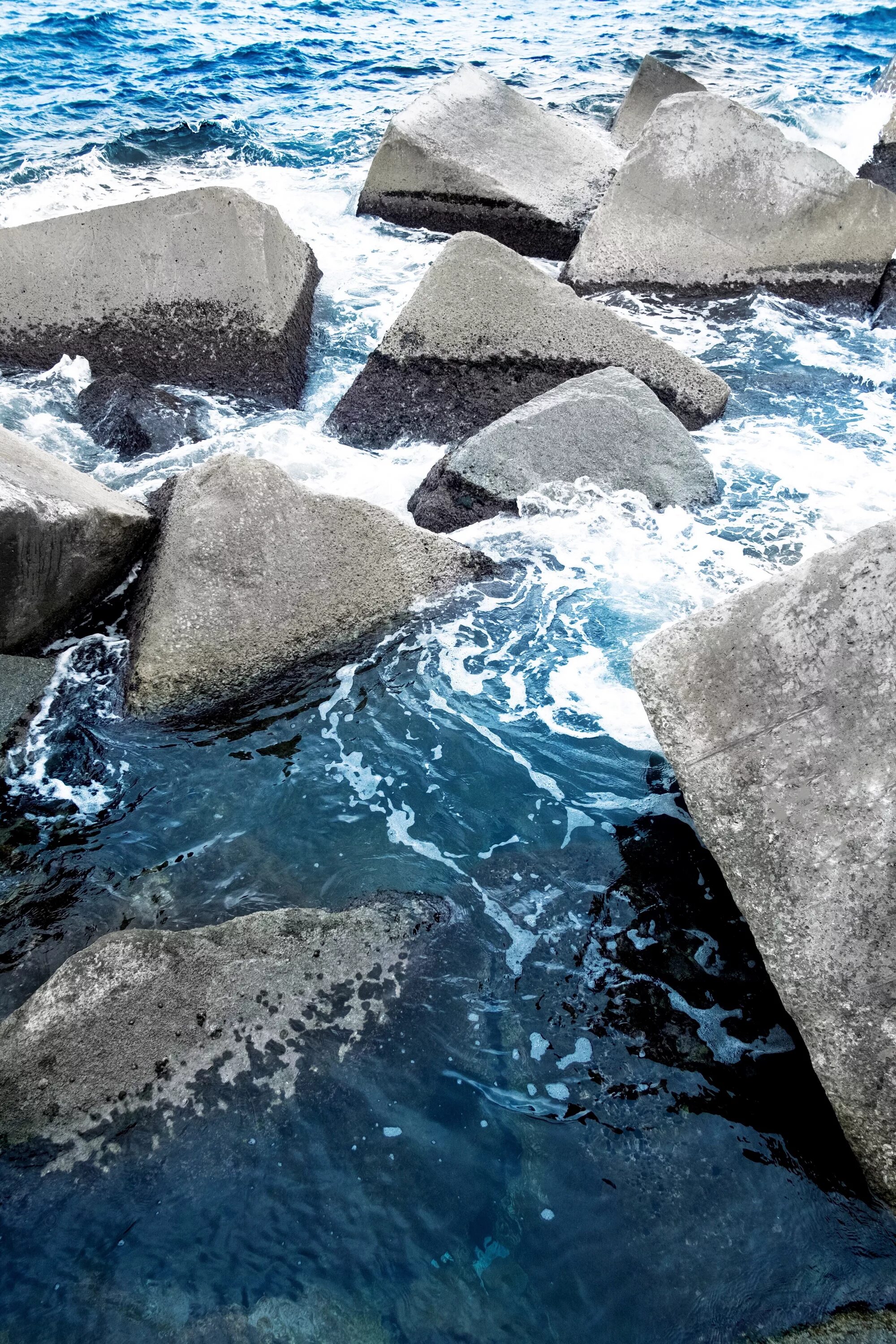 Самоцветы вода. Валун в воде. Водяной камень. Океанические камни. Камни в воде.