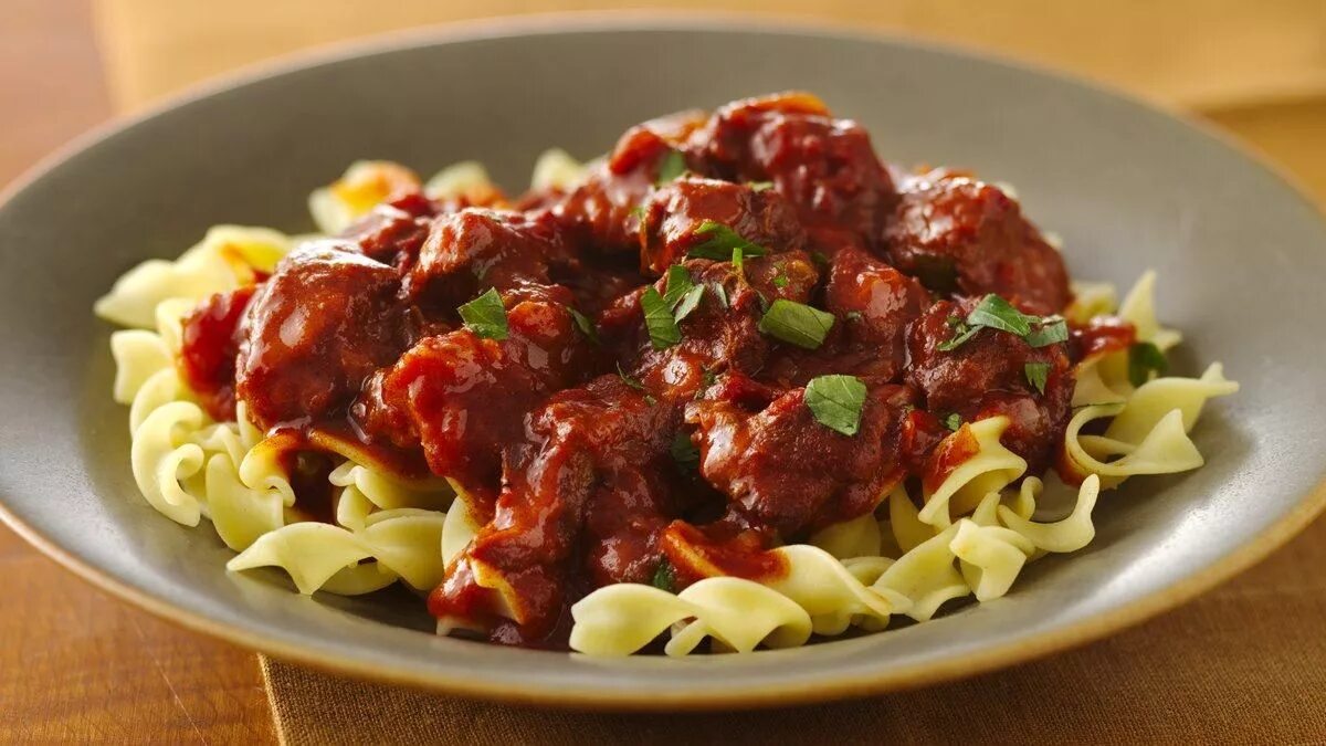 Макароны с говядиной. Гуляш из говядины. Лапша с гуляшом. Макароны с говядиной. Гуляш из говядины с макаронами.