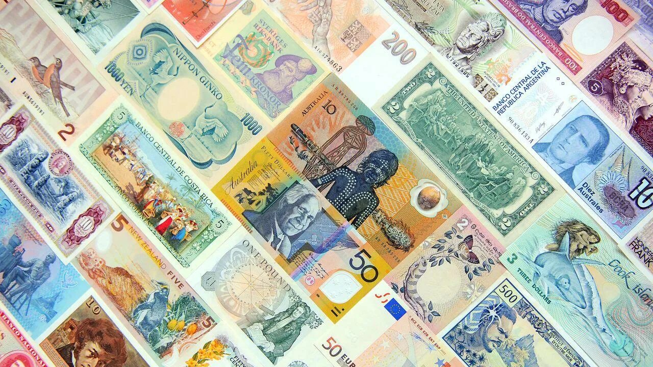 Иностранные деньги. Бумажные купюры разных стран. Иностранные деньги. Разные валюты. Как называется когда много денег в стране.