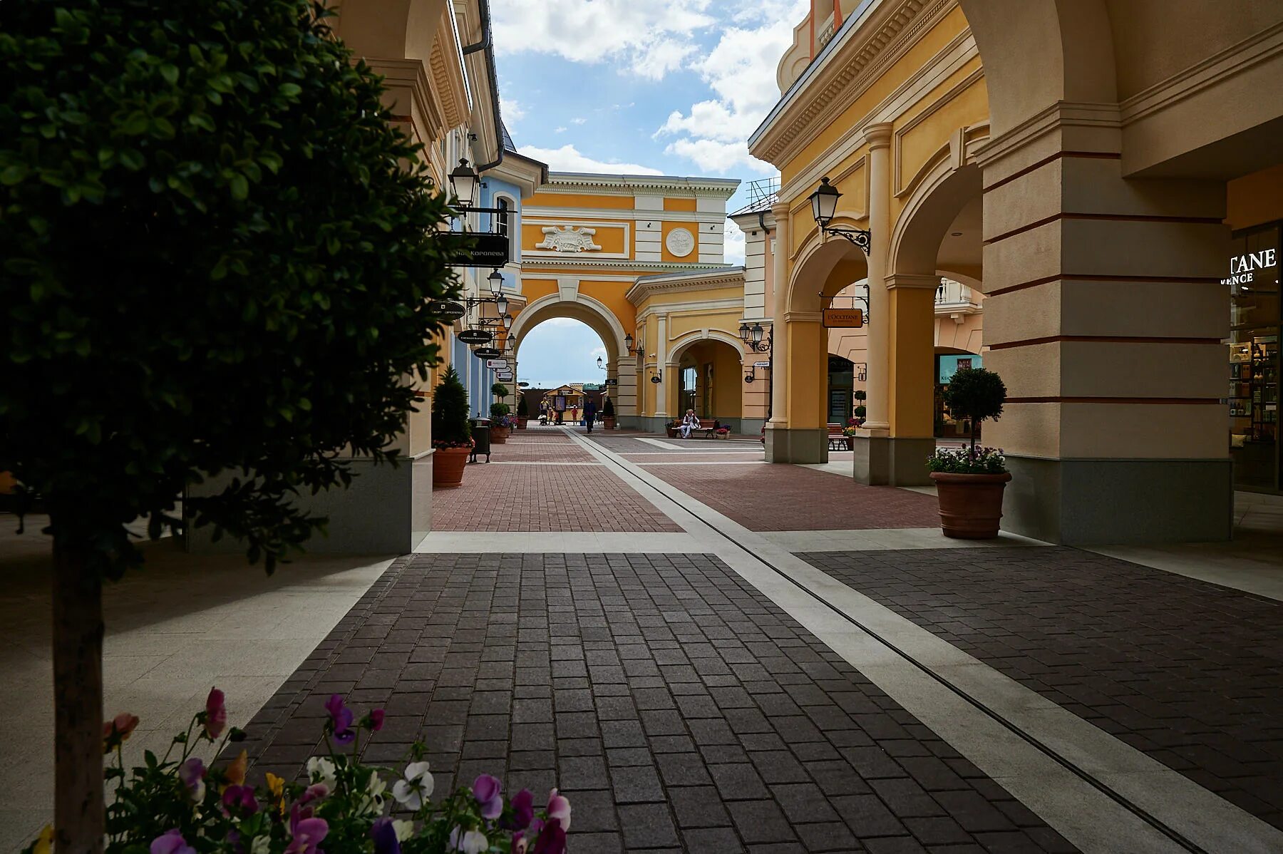 Outlet петербург. Аутлет Вилладж Пулково Санкт-Петербург. Outlet Village Пулково. Аутлет Вилладж СПБ. Здание аутлет Виладж Пулково.