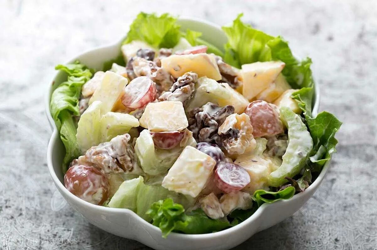 Waldorf Salad (вальдорфский салат). Уолдорф Астория салат. Салат Уолдорф классический. Уолдорф салат с сельдереем с курицей. Салат с грудкой и яблоком