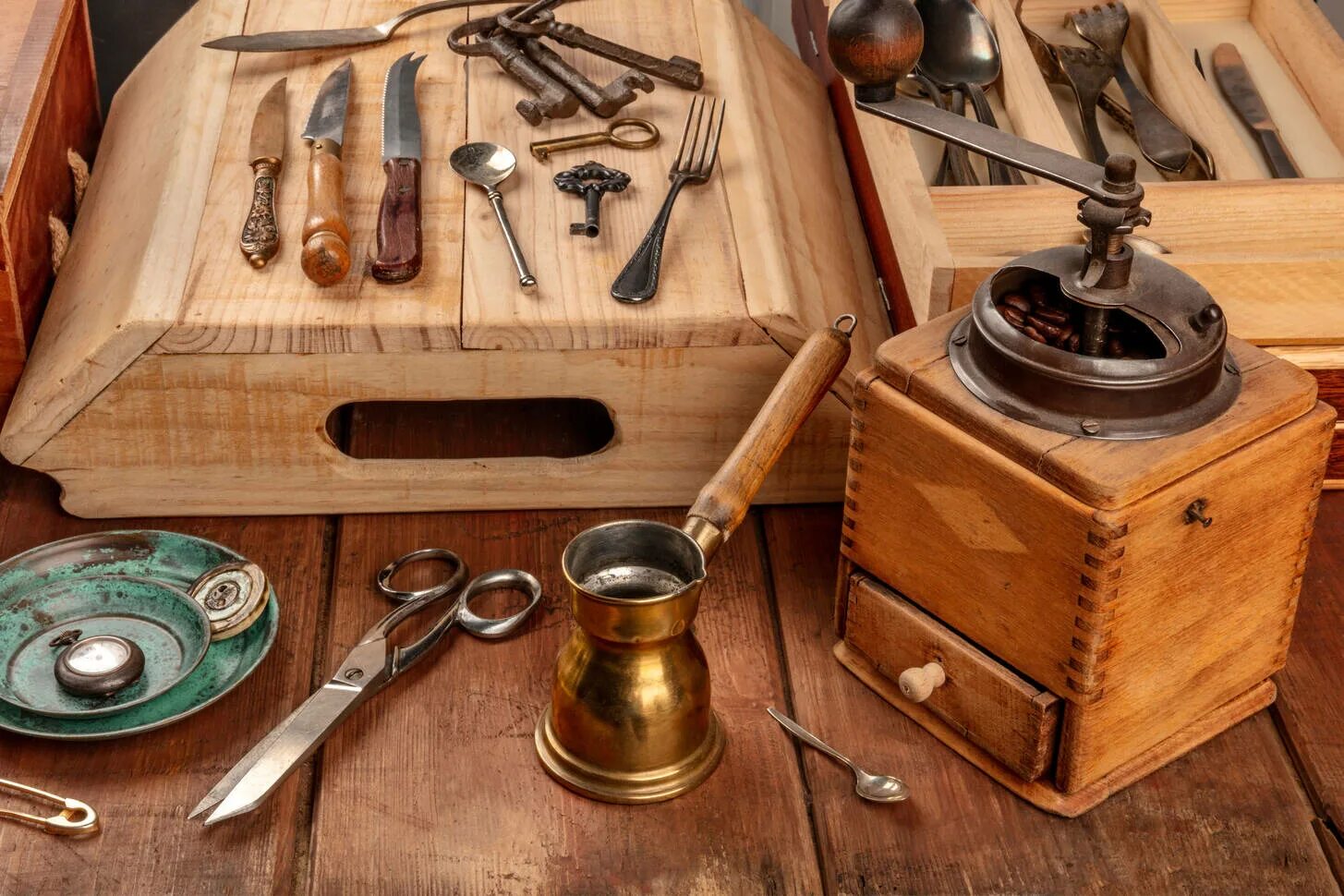 Старые предметы и их. Старинные предметы быта. Старые предметы и их. Старинные антикварные вещи. Старинные предметы быта.