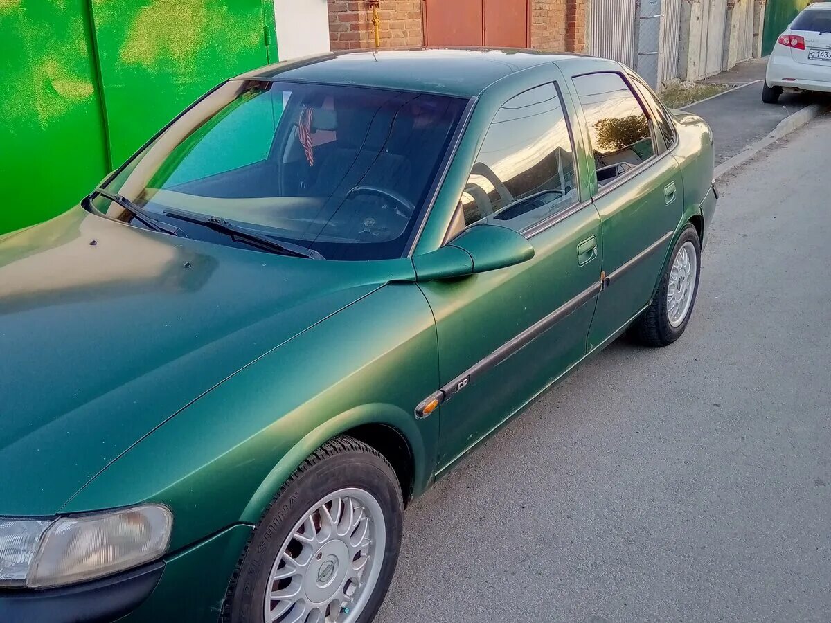 Купить опель 1997. Опель седан 1997 зеленый металлик. Опель Вектра 1997 седан темно зелёный. Опель Вектра седан зеленый. Опель седан 1997.