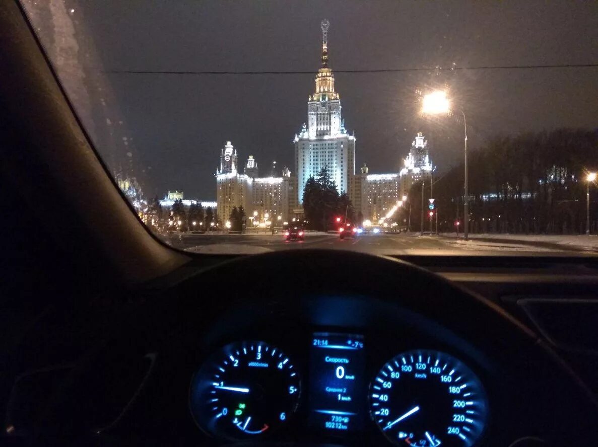 На руле москва. Ночная москва из машины. ночной питер на машине. москва вид из машины. ночная москва вид из машины.
