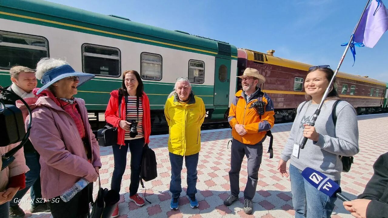 Туристический поезд. Туристы в Кыргызстане. Туристы в Европе. Железная дорога. В группе 60 туристов