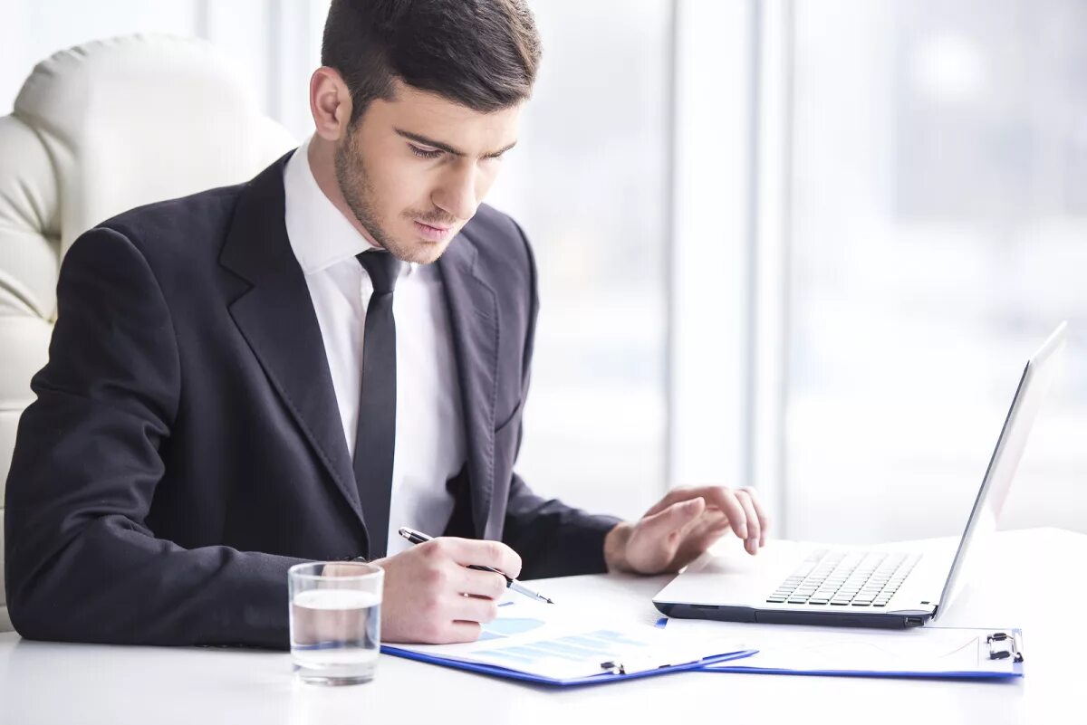 молодые предприниматели. деловой мужчина. молодой бизнесмен. бизнесмен за столом. успешный бизнесмен.