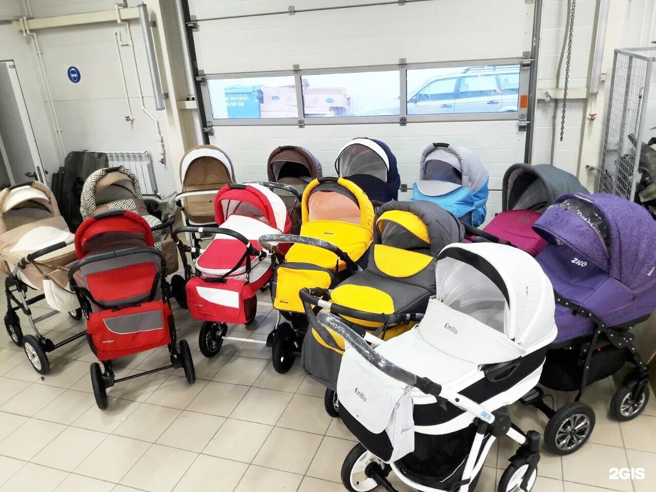 огромный магазин колясок.