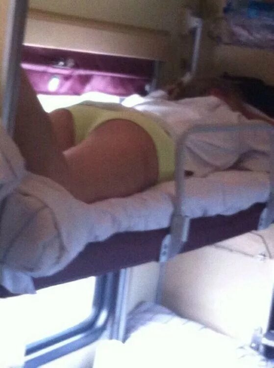 Спит в поезде. Девушки в плацкарте. Плацкарт спящие. Плацкарт спящие. Девушки в плацкарте.