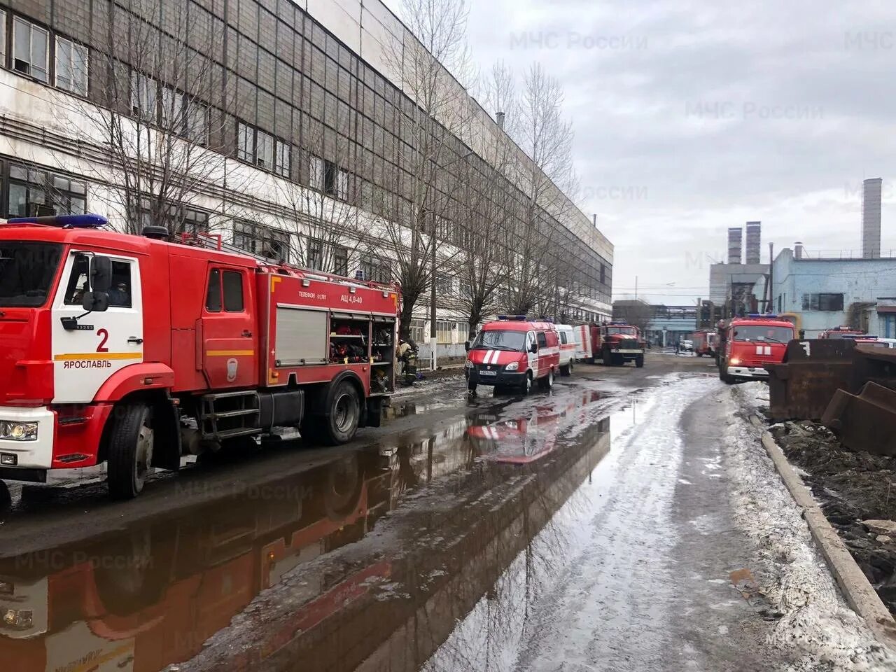 Пожар 23 февраля 2024 года. Пожарная техника. Пожар фото. Пожарные на пожаре. Российские пожарные.