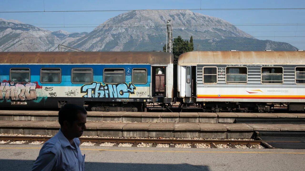 Стамбул белград. Электричка в стамбуле. Стамбул белград поезд. Белград электричка. Железная дорога белград бар.