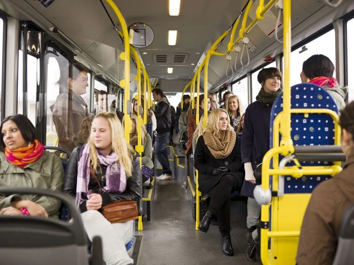 Люди в автобусе. Автобус внутри с людьми. Пассажиры в автобусе. Пассажиры в маршрутке.