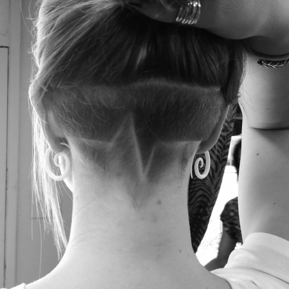 Фото выбритых затылков. Undercut (андеркат) затылок. Прическа с выбритым затылком. Стрижки с выбриванием затылка. Причёски с выбритым затылком женские.