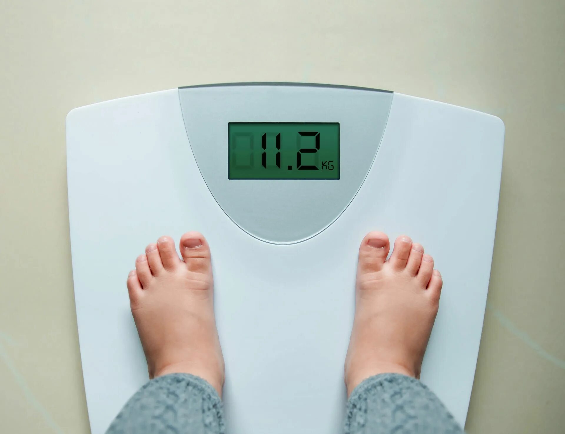 измерение массы тела грудного ребенка. мелкий вес. маленький вес на весах. мелкий вес. Electronic baby scale весы.