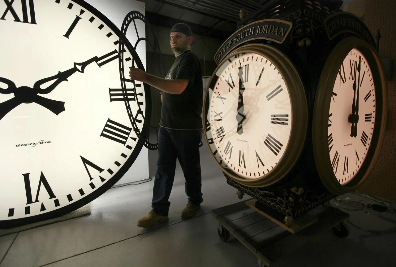 Page turning clock