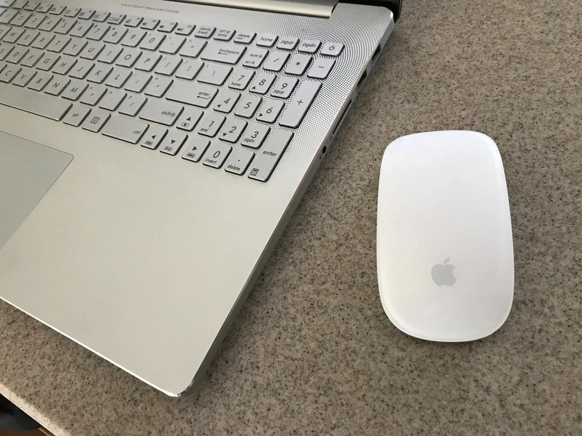 Apple mouse windows. Мышь apple magic mouse 2. эппл мэджик маус. мышь apple magic (mk2e3zma). magic mouse macbook.