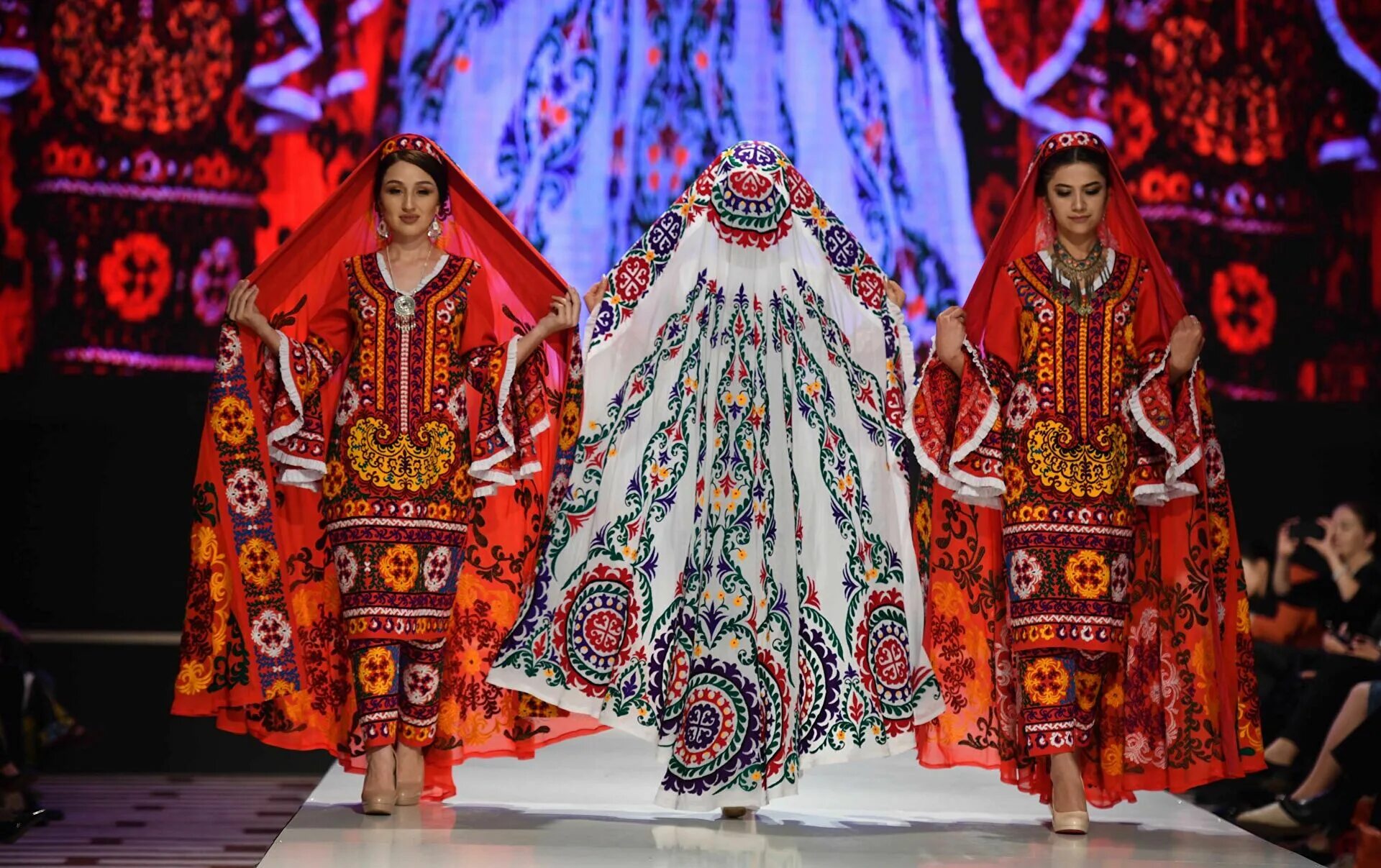 хан атлас лозим. узбекская одежда для женщин. хан атлас самарканд. куртаи чакан попович. миллий лозим.