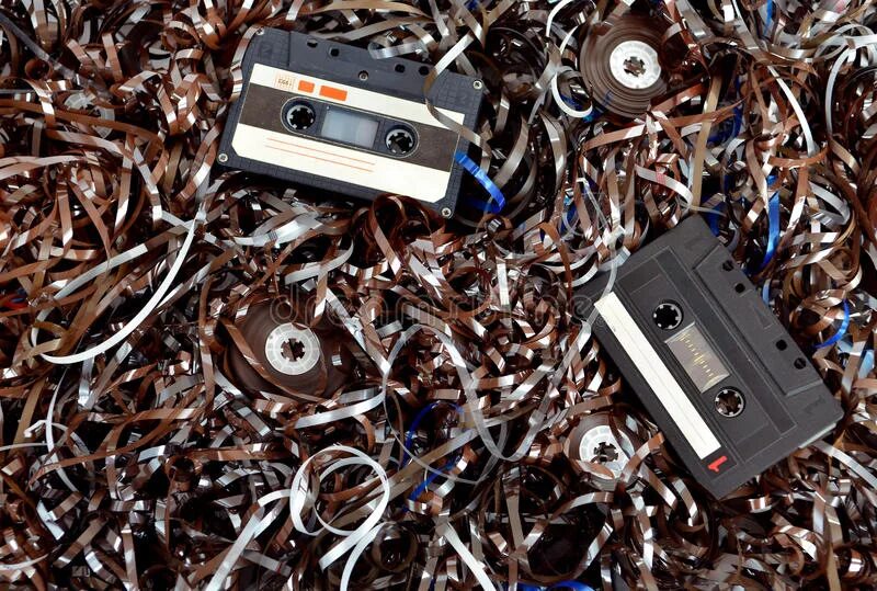 Радио забытая кассета. Куча кассет. Много аудиокассет. Кассета с пленкой. Зажеванная кассета.