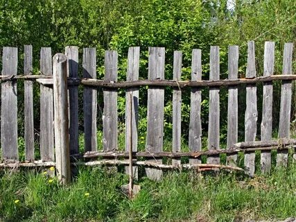 Покосившийся забор изложить исказить смысл