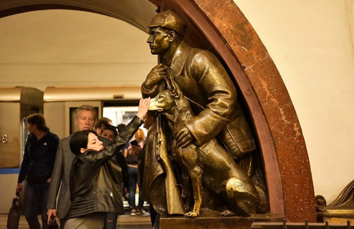 Манизер станция метро площадь революции. Статуи в метро. Площадь революции станция метро москва скульптуры. Московское метро станция площадь революции. Скульптуры на станции метро площадь революции.
