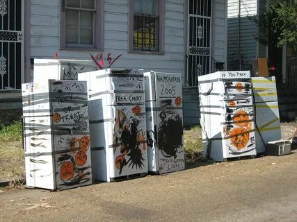 Упал за холодильник в 2009 году