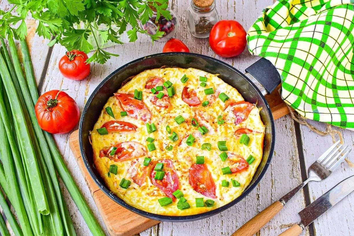 Омлет на сковороде с помидорами и молоком. Итальянская фриттата с помидорами черри. яичница омлет с помидором. омлет с помидорами и сыром на сковороде. яичница в помидоре на сковороде.
