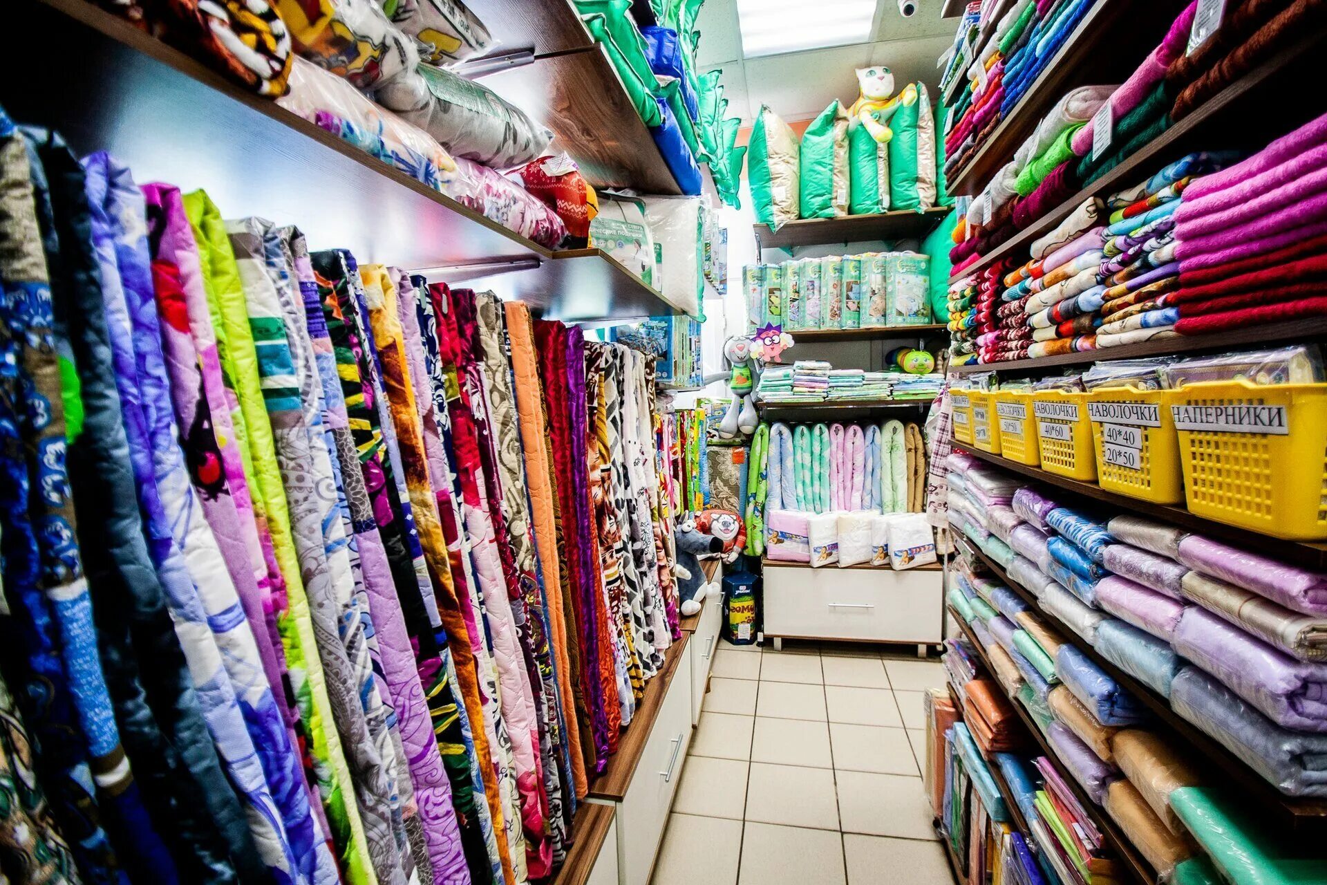 Магазин тканей. Магазин ткани в кызыле. Магазин ткани в подольске. Огромный склад ткани. Магазин ткани уяр.