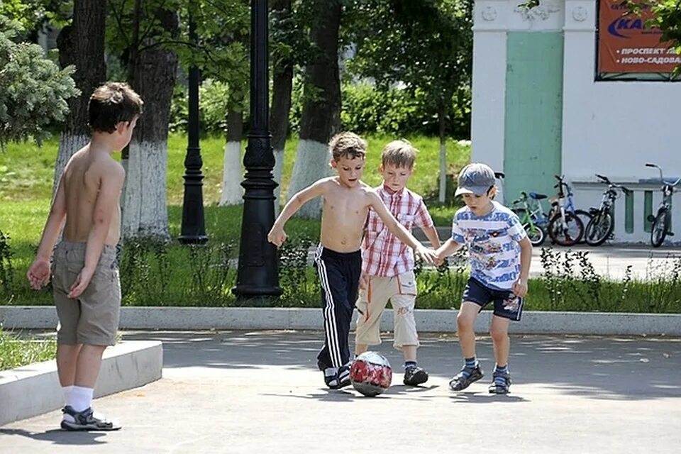 Дети без взрослых на улице до скольки. Дети во дворе. мальчик во дворе. мальчишки на улице. мальчик на улице.