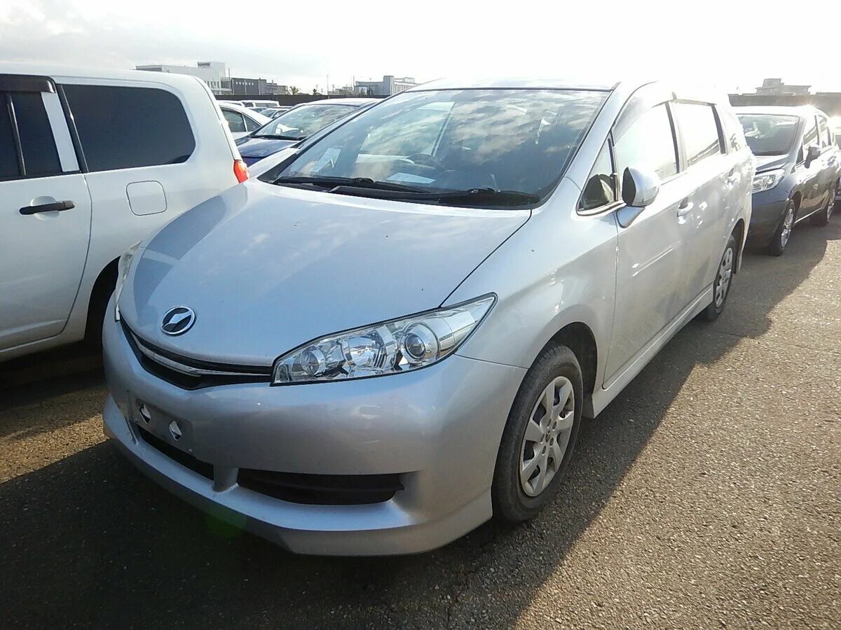 Toyota wish 2015.