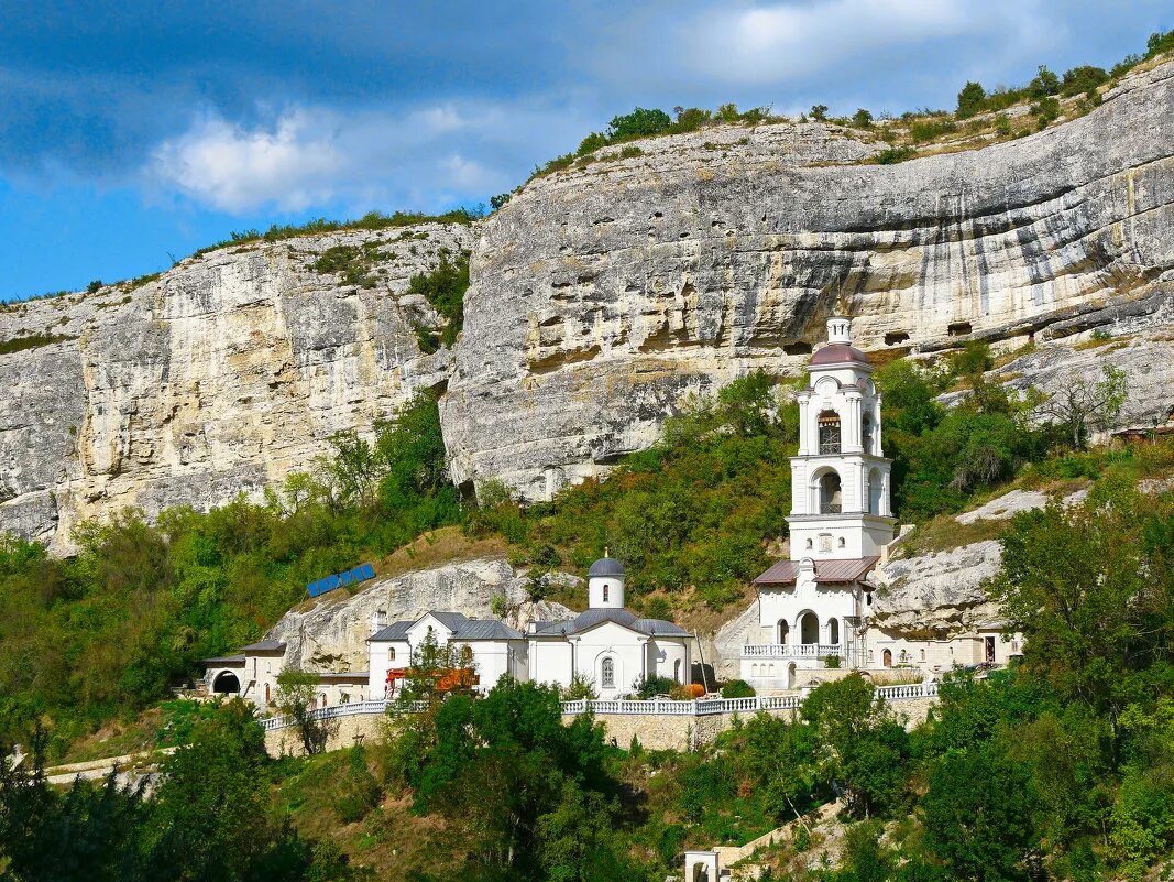 свято-успенский пещерный монастырь бахчисарай крым. свято-успенский пещерный монастырь. свято-успенский пещерный монастырь крым. монастырь в горе в крыму. монастырь в горе в крыму.