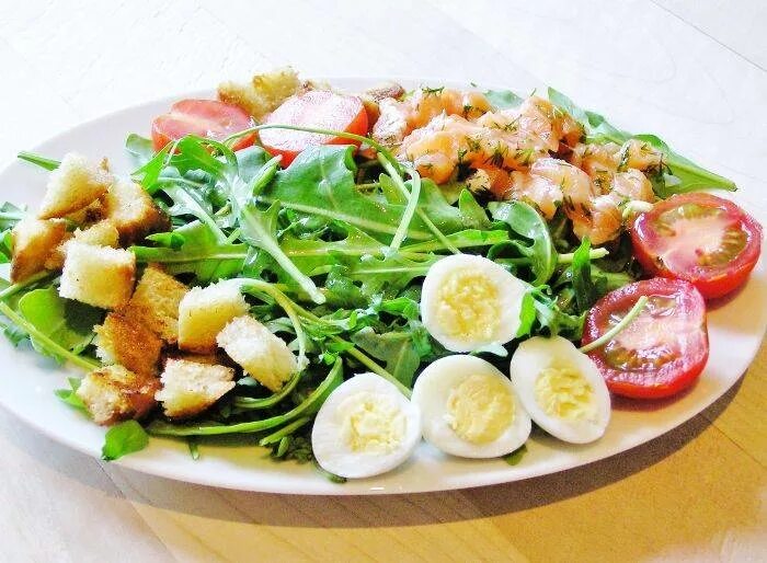 Салат с рукколой яйцом и огурцом. Салат руккола с семгой. салат рыба руккола черри. салат с красной рыбой рукколой и черри. руккола семга черри.