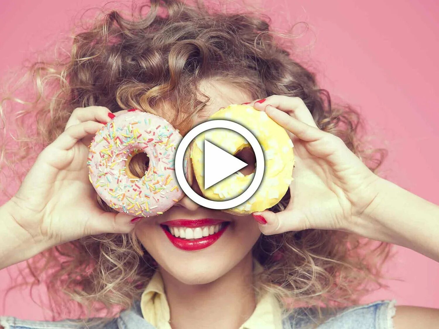 Donut girl. Фотосессия с пончиком девушки. Фотосессия с пончиками в студии. Девушка с пончиком. Фотосессия с пончиками.