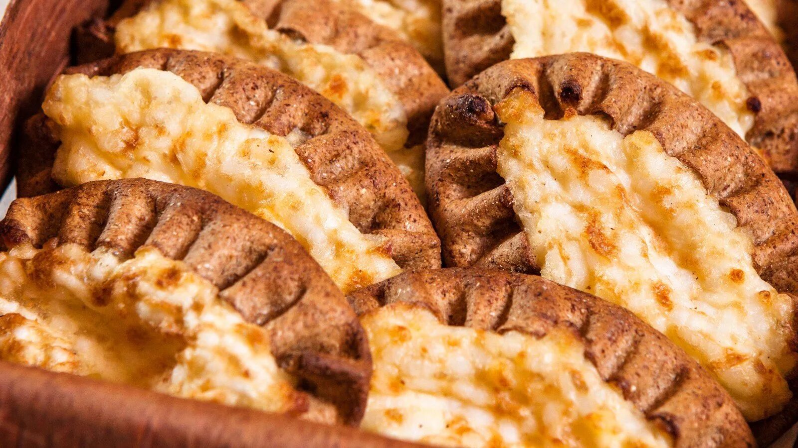 Национальное блюда калитка блюдо карелии. Калитки блюдо. Карельские пирожки калитки. Калитки еда в карелии. Калитки блюдо.