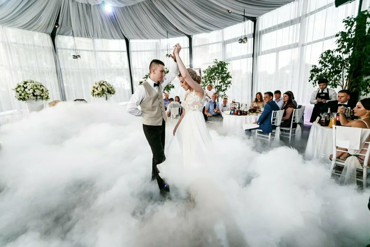 свадебная фотосессия с дымовыми шашками. тяжелый дым. домовые шагки на свадьбу. дым на свадьбу. дым на свадьбу.