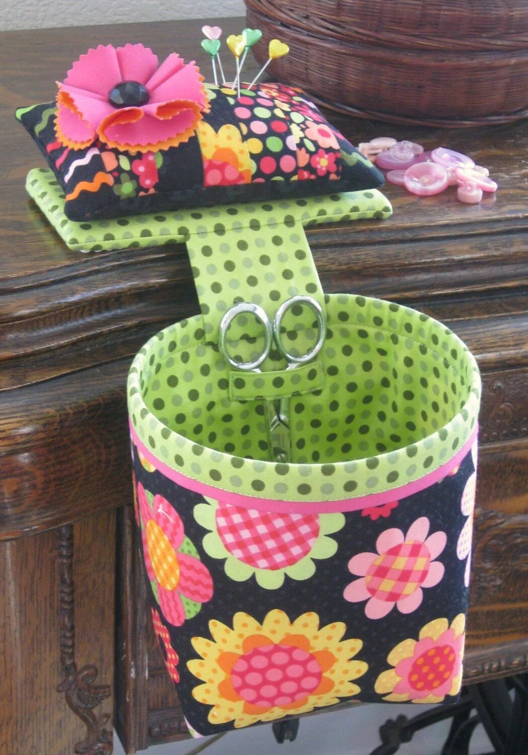 рукоделие из ткани. декоративные штучки для кухни. корзинка из ткани. необычное рукоделие. органайзеры для кухни из ткани.