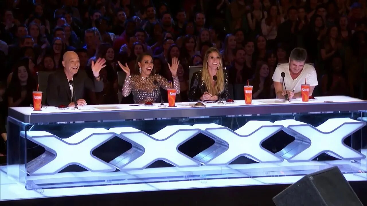 золотая кнопка на шоу талантов. икс фактор золотая кнопка. публика в театре. удивили весь зал. зрители в театре.